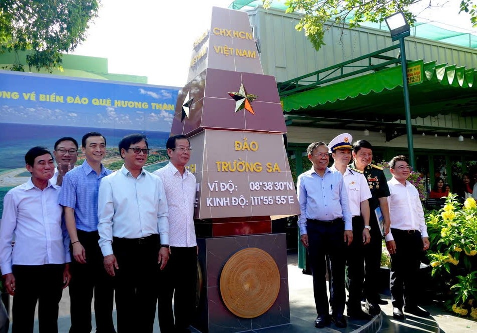 Bieu tuong chu quyen dao Truong Sa duoc dat tai Duong sach Thu Duc hinh anh