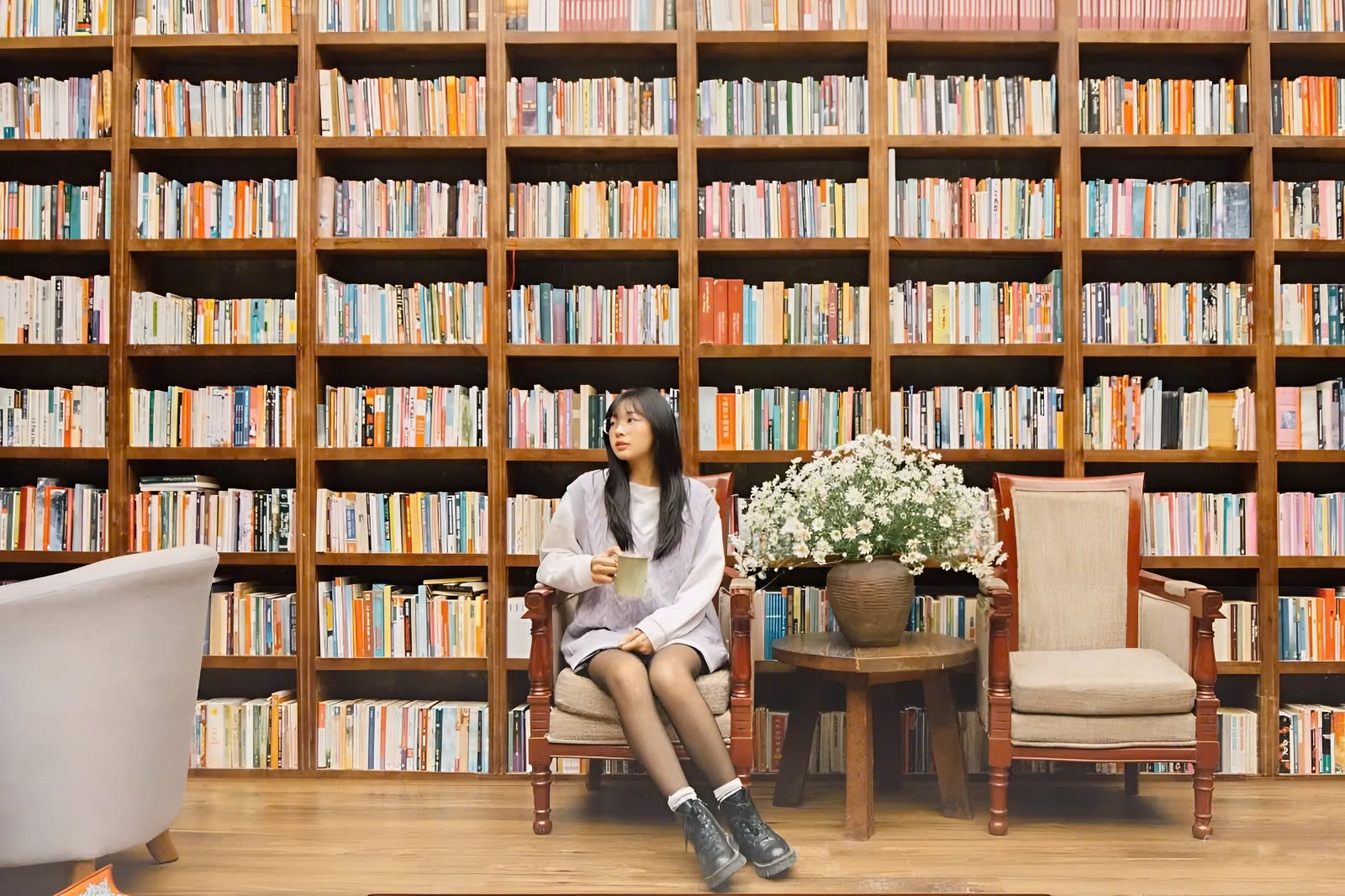 Tranh cai viec den cafe sach de song ao hinh anh