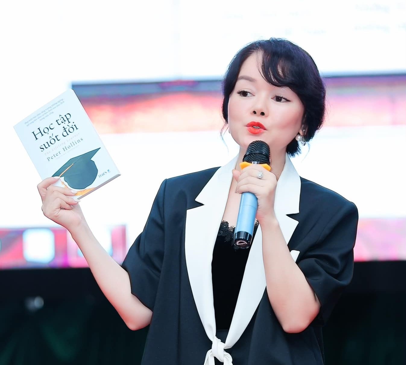 Hoc tap suot doi de thich ung voi the gioi day bien dong hinh anh