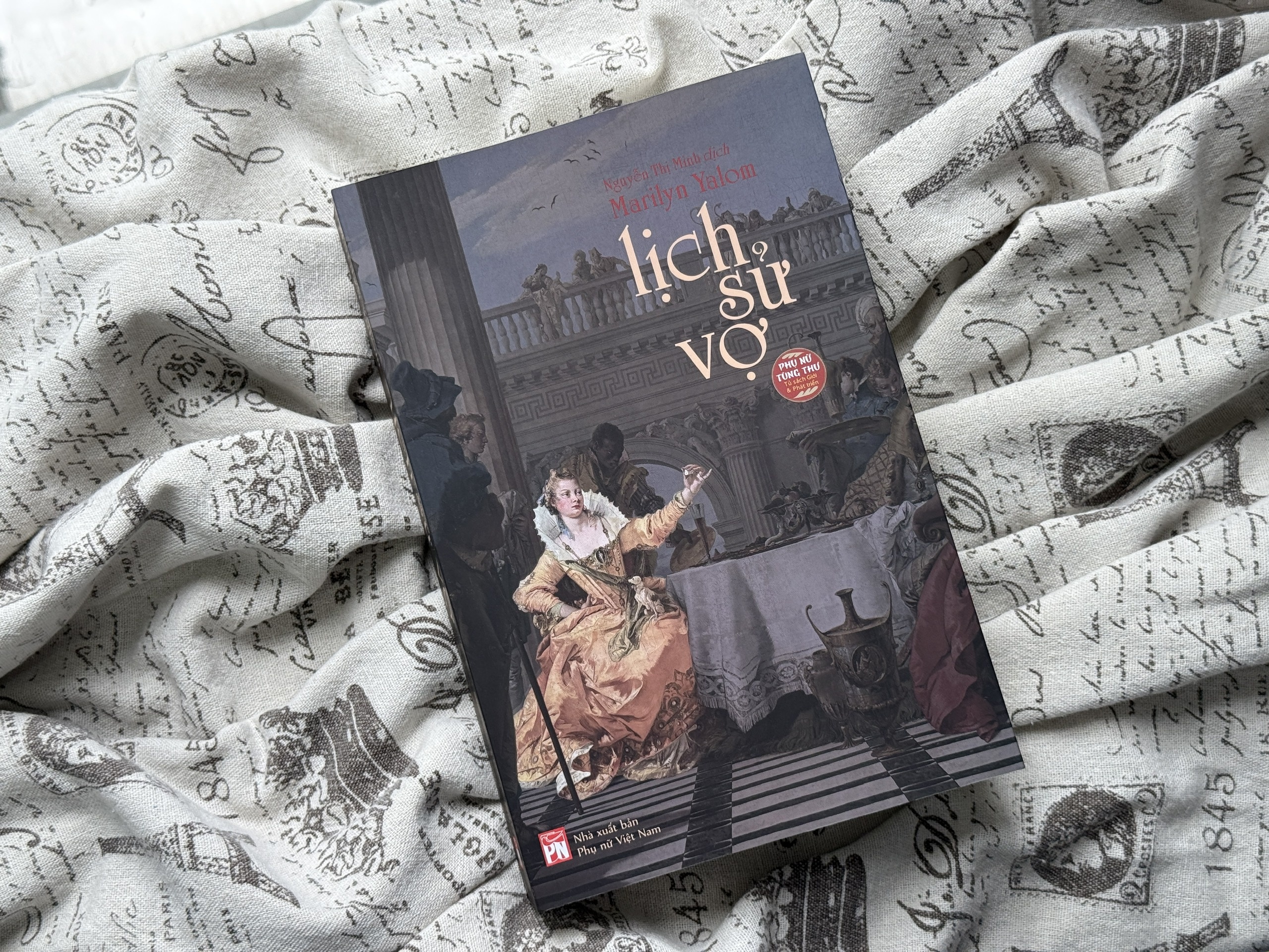 Nguoi phu nu dan duoc coi troi khoi dinh kien trong nghe thuat hinh anh