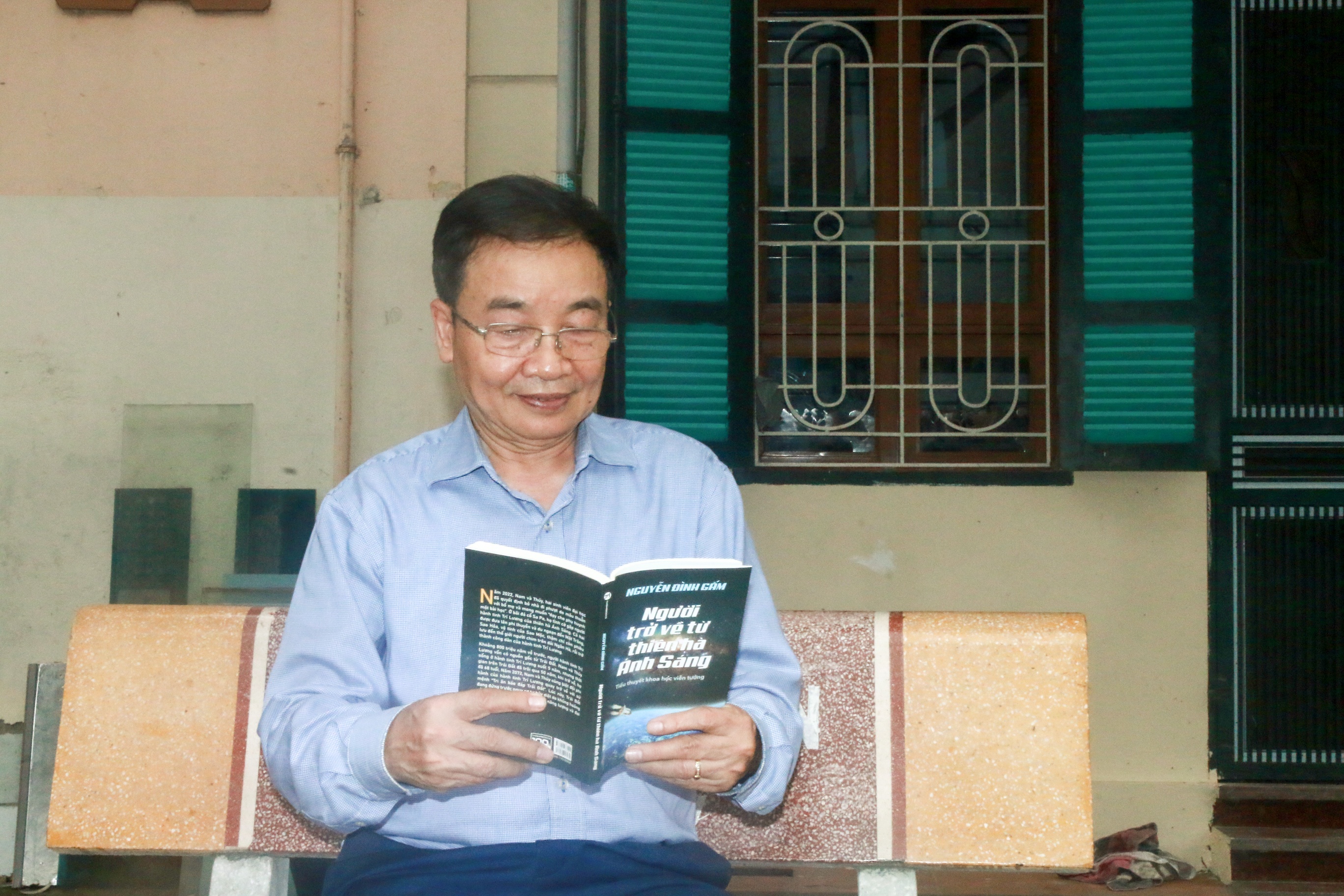 Nha khoa hoc U70 di phuot tim cam hung viet hinh anh