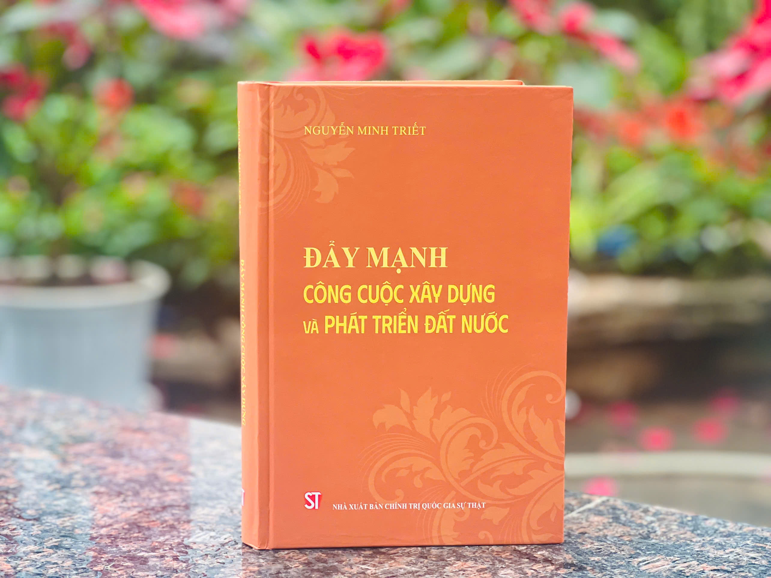 Ra mat cuon sach cua nguyen Chu tich nuoc Nguyen Minh Triet hinh anh