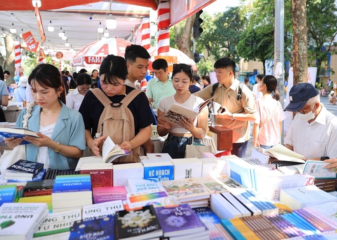 'Cung sach buoc vao ky nguyen vuon minh cua dan toc' hinh anh