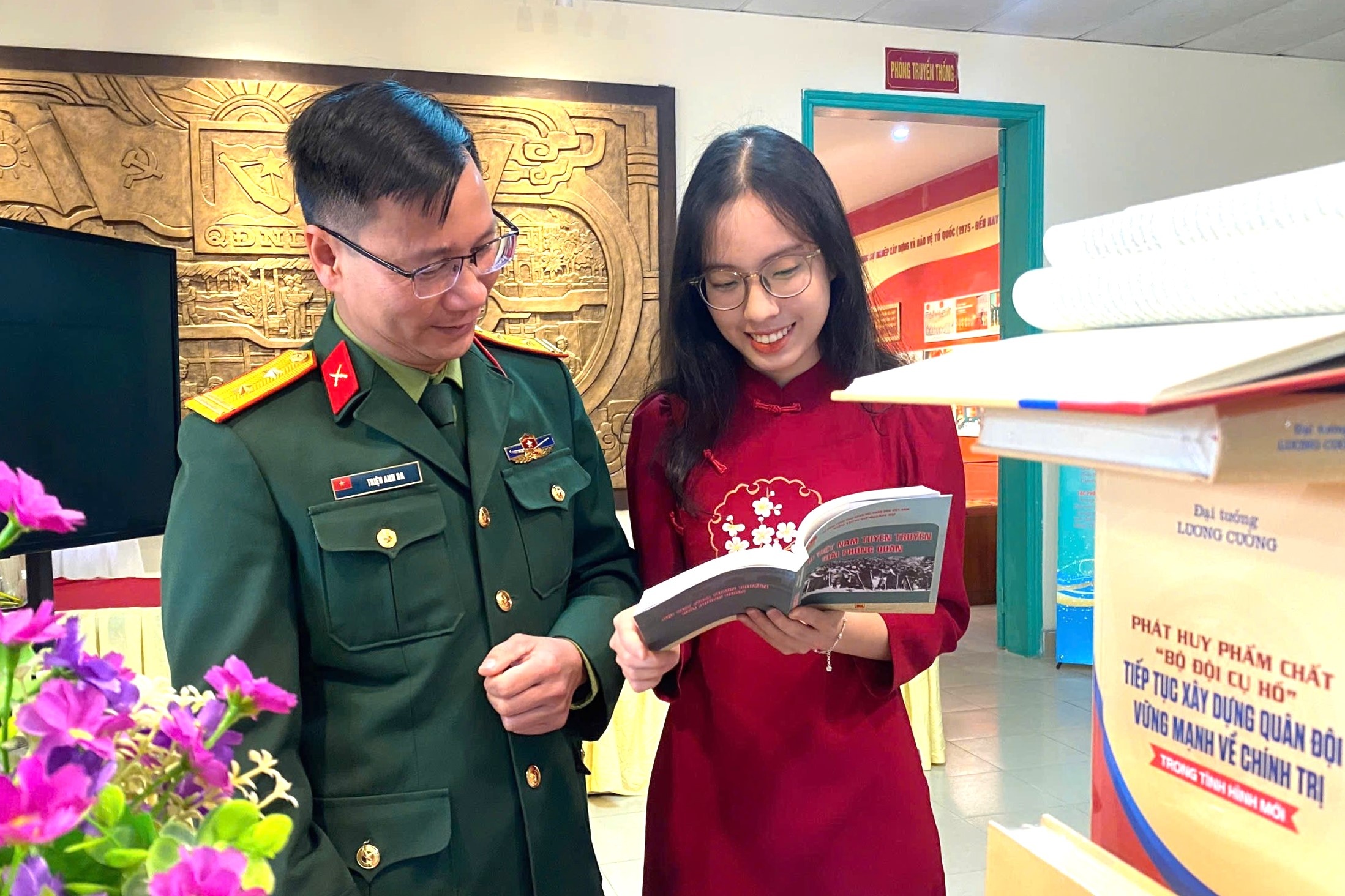 Goc nhin da chieu ve nguoi linh thoi binh hinh anh