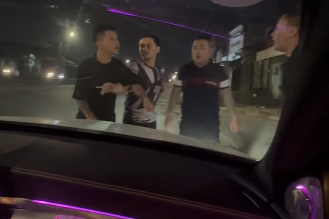 Chặn ôtô,  Ẩu đả ảnh 1 Chan oto,  Au da anh 1