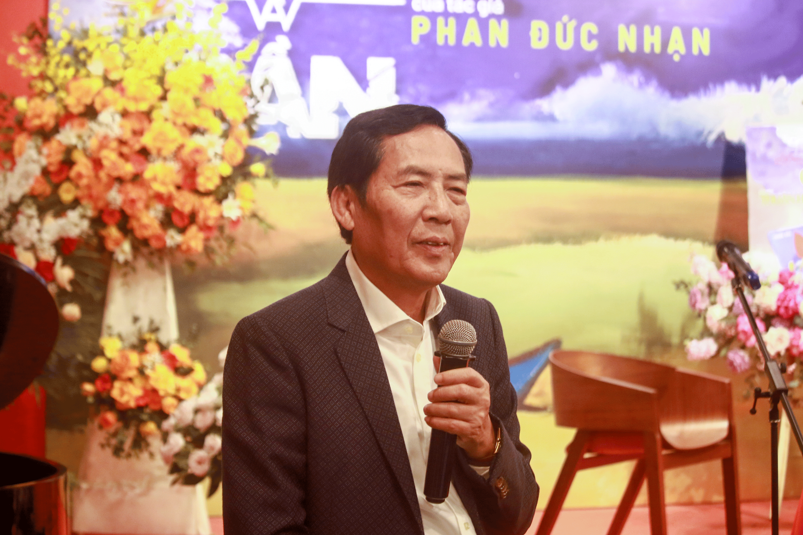 Nha bao Thuan Huu nhieu lan khong nhan danh hieu nha tho hinh anh