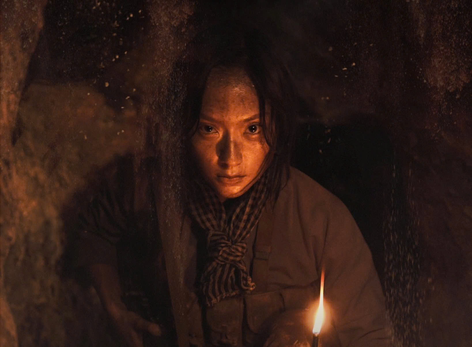 Ho Thu Anh doc 'Noi buon chien tranh' de nhap vai trong 'Dia dao' hinh anh