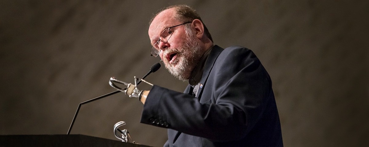 Nguoi dan ong mat hai ban tay mo Vien Chua lanh Ky uc hinh anh