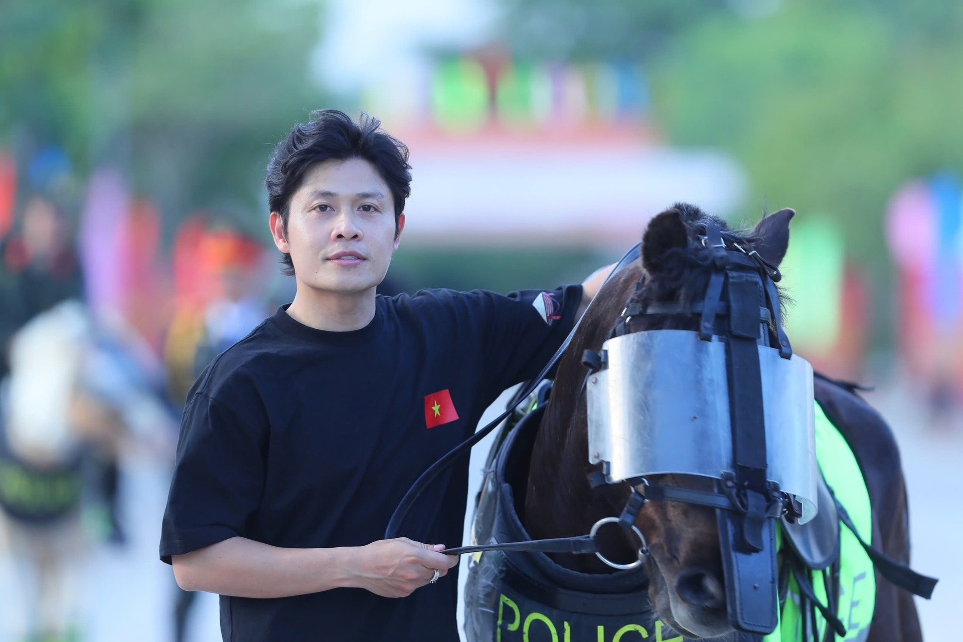 Nhac si Nguyen Van Chung lam Dai su giai thuong De men hinh anh