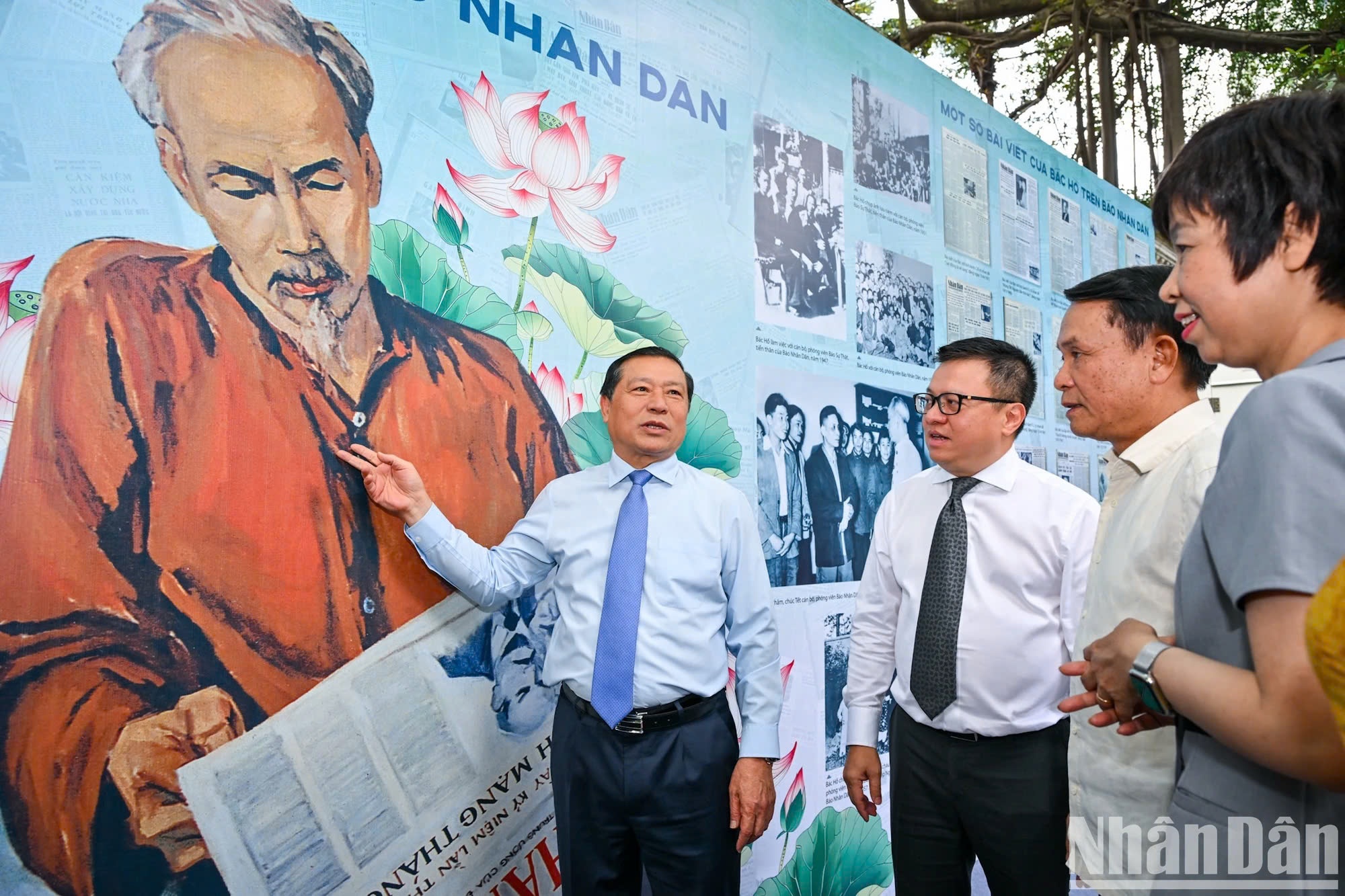 Trien lam 'Rang ro ten Nguoi' ky niem 135 nam Ngay sinh nhat Bac hinh anh