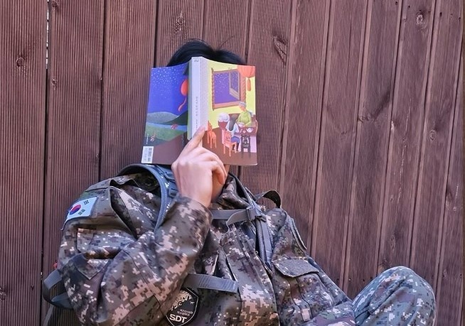 Cong dong mang san tim cuon sach bi an cua V (BTS) hinh anh