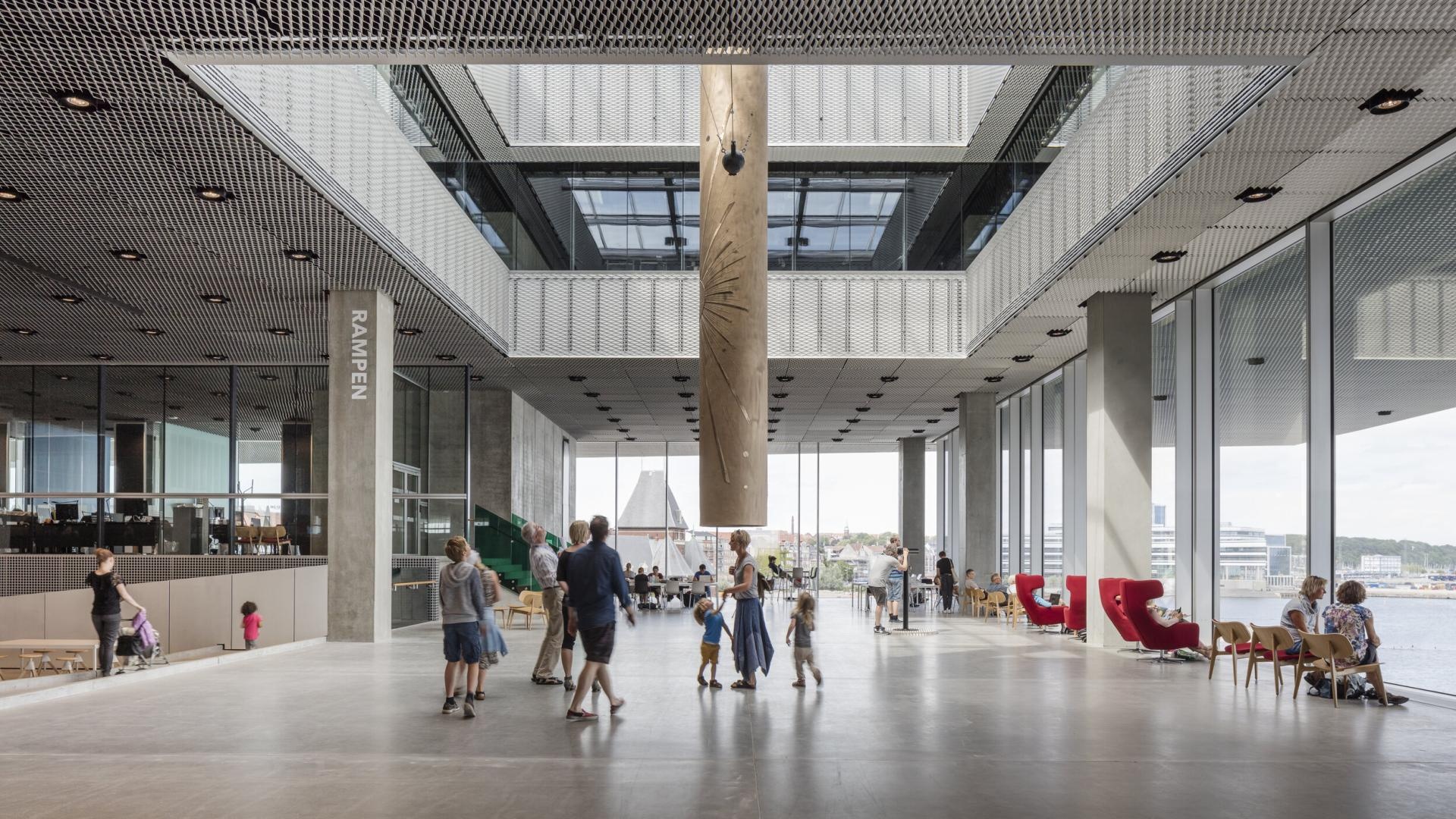 Nguoi Dan Mach xay thu vien nhu mot quang truong hinh anh