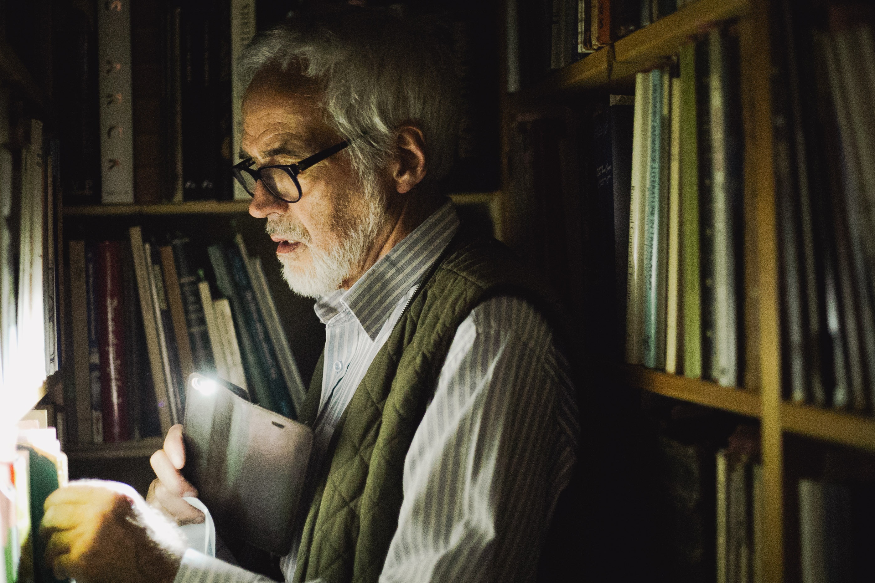 Mat ma sap xep 60.000 cuon sach cua ong chu 80 tuoi hinh anh