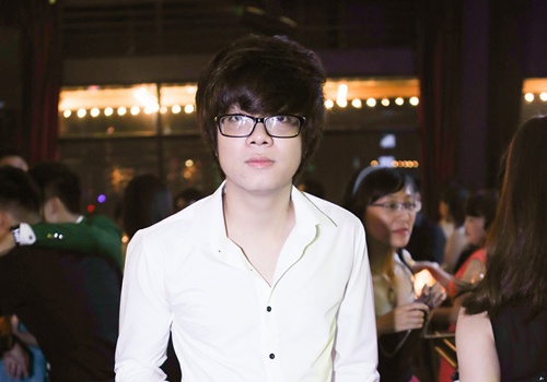 Bui Anh Tuan om cham lay Duong Truong Giang tren san khau hinh anh