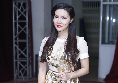 Ngoc Anh lo than hinh gay guoc sau on ao mua tin nhan hinh anh