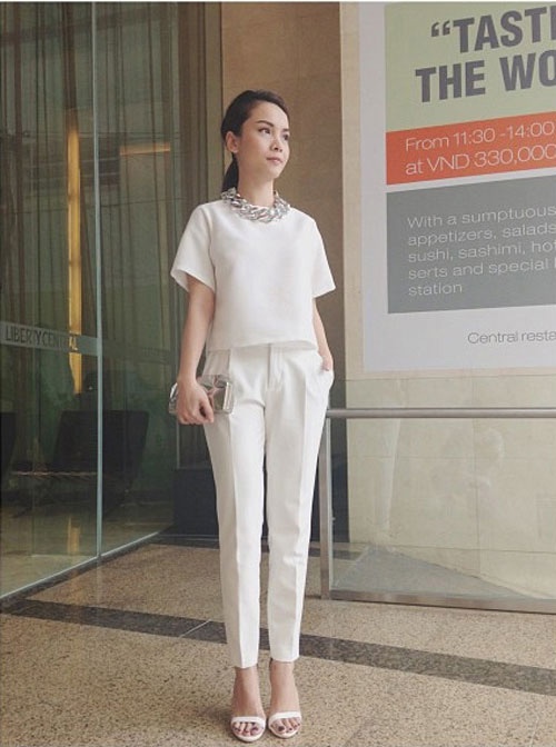 Yến Trang còn thường xuyện diện cây trắng đi dự tiệc