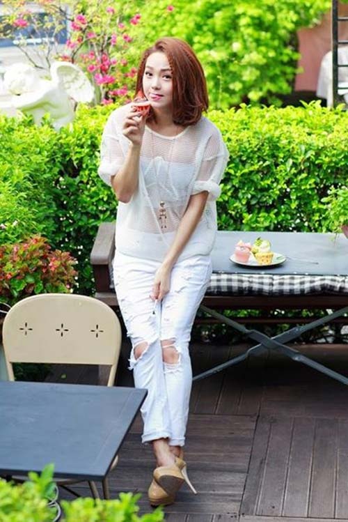 Minh Hằng thường chọn những món phụ kiện tông màu nhẹ nhàng để phối cùng cây trắng mỗi khi dạo phố.