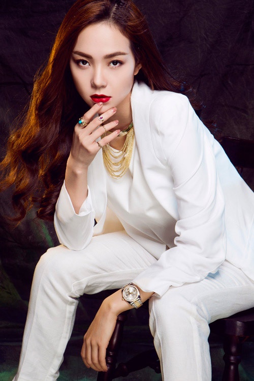 Những món phụ kiện ánh kim lại giúp cô trông sang chảnh hơn.