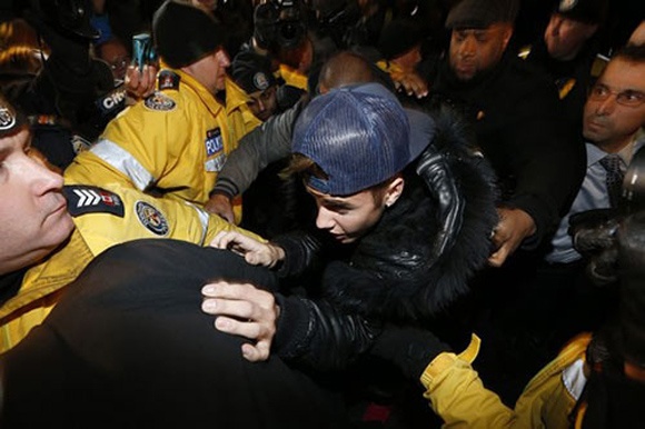 Sao ngoai dieu dung vi scandal bao luc hinh anh