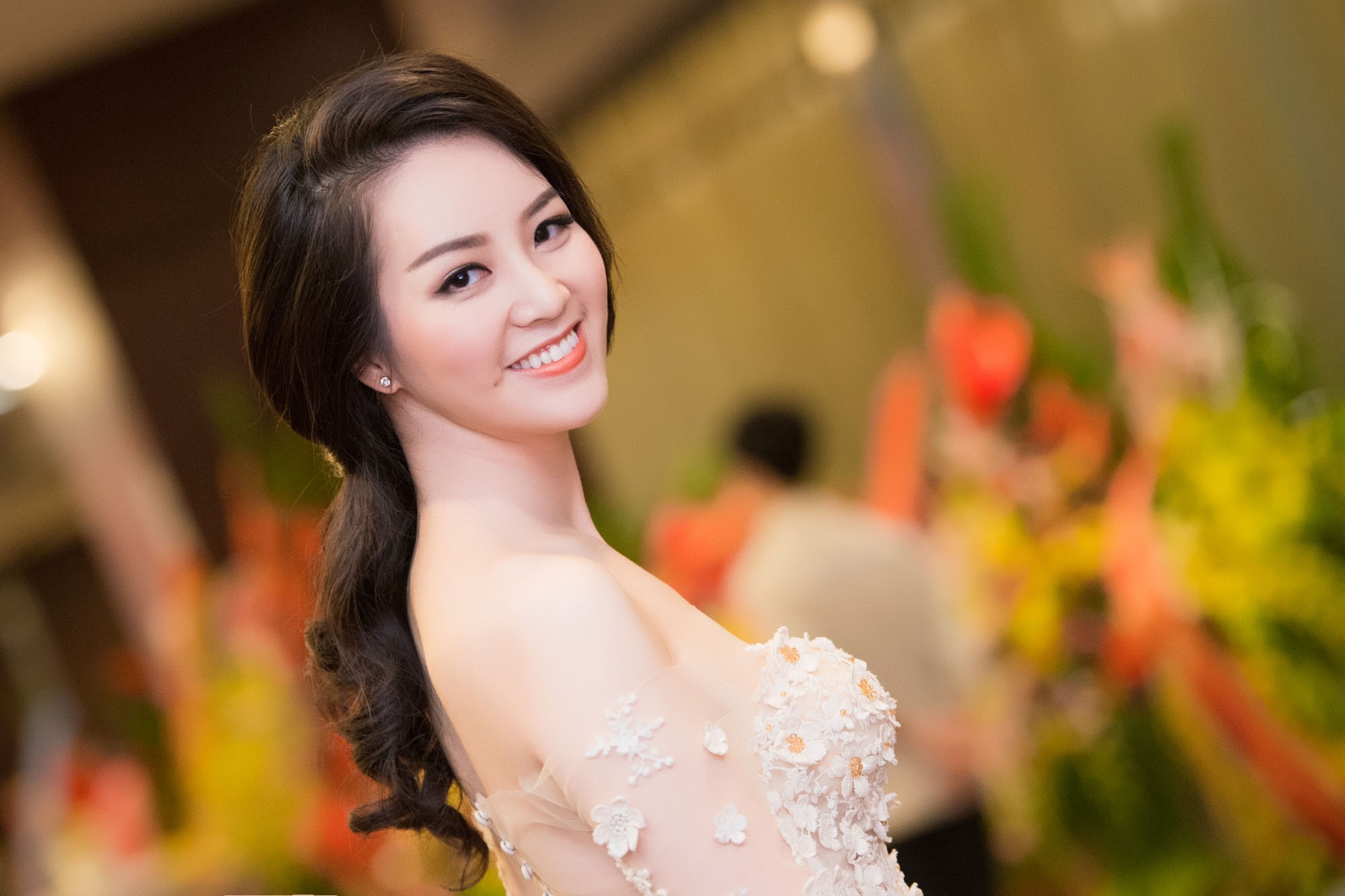 A hau Thuy Van khoe nhan sac man ma hinh anh