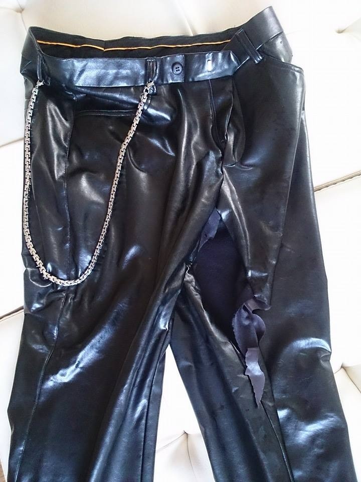 Cận cảnh chiếc quần rách mà Nathan Lee chia sẻ trên trang cá nhân của mình sau sự cố.