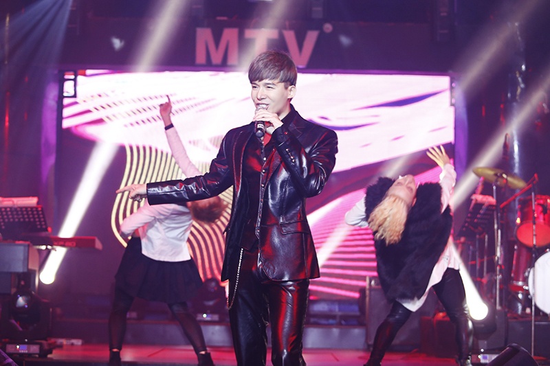 Nathan Lee rach toac quan vi nhay qua sung hinh anh