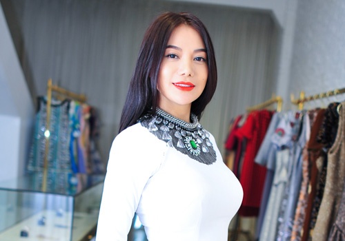 Truong Ngoc Anh thu ao dai du Lien hoan phim tai Phap hinh anh