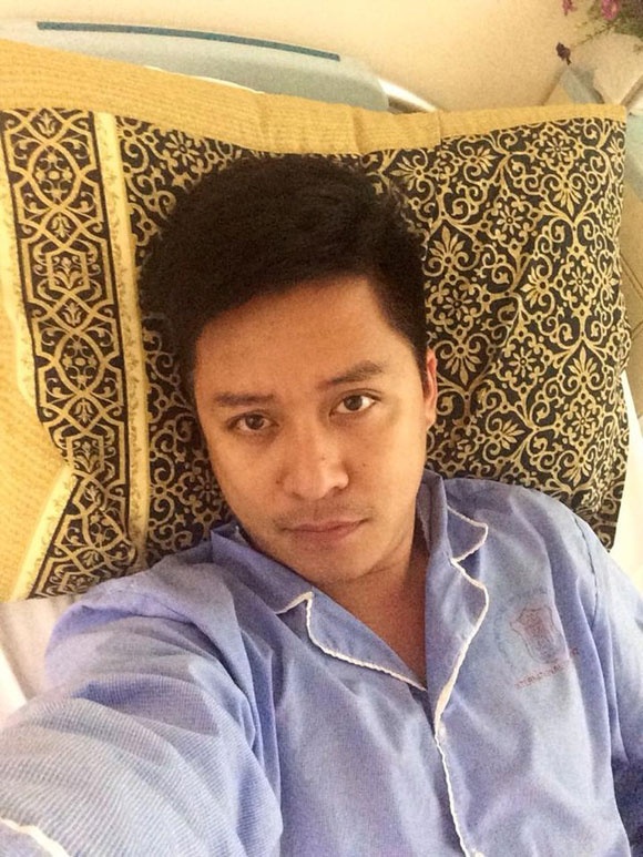 Ngày 3/4, nam ca sĩ Tuấn Hưng đột ngột đăng tải những hình ảnh nằm truyền nước trong bệnh viện. Anh chia sẻ: 