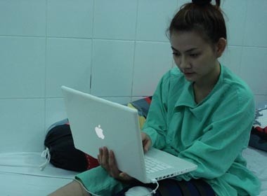 Mặc dù phải phẫu thuật do đứt dây chằng gối nhưng Thu Thủy vẫn xinh tươi ngay trên giường bệnh. Cô trông rất khỏa khoắn khi tự vào mạng để đọc báo. Thu Thủy gặp phải một tai nạn khi đang điều khiển xe gắn máy một mình. Thu Thủy đi chụp Xquang cũng không phát hiện ra, sau được một người bạn giới thiệu đến trung tâm chấn thương chỉnh hình khám thì mới phát hiện ra mình bị đứt dây chằng đầu gối.