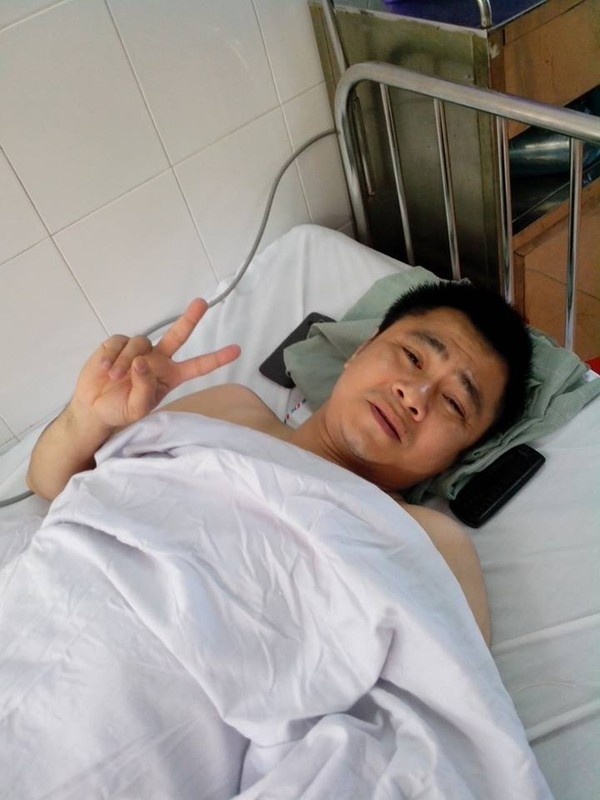 Danh hài Tự Long vào viện mổ đứt dây chằng đầu gối nhưng vẫn pose ảnh xì tin bên danh hài Xuân Bắc. Anh thậm chí còn được đồng nghiệp làm thơ tặng ngay trên giường bệnh.