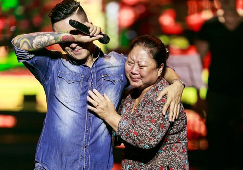 Tuan Hung om me bat khoc tren san khau hinh anh