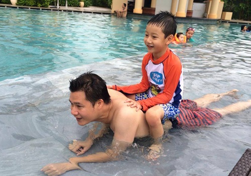 Con trai cuoi len lung Quang Dung dua vui hinh anh