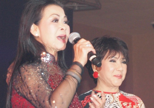 Khanh Ly - Le Thu: 'Su hoa quyen giua troi va dat' hinh anh