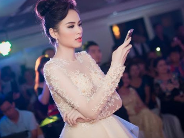 Hoa hau Diem Huong lap lung chuyen mang bau 4 thang hinh anh