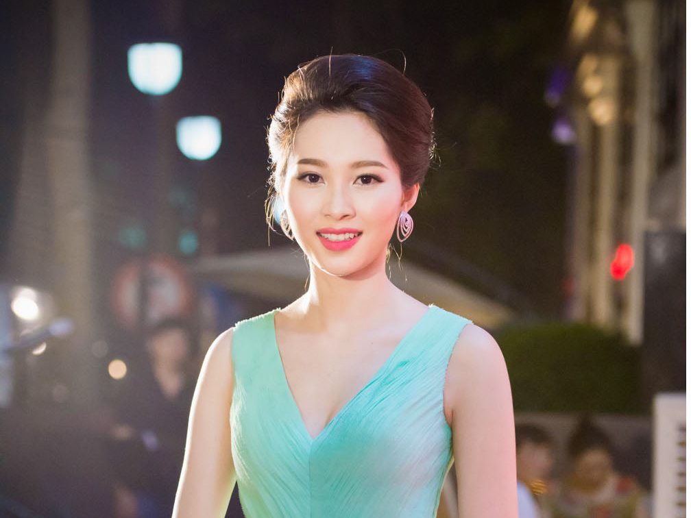 Hoa hau Thu Thao hut moi anh nhin khi goi cam vua phai hinh anh