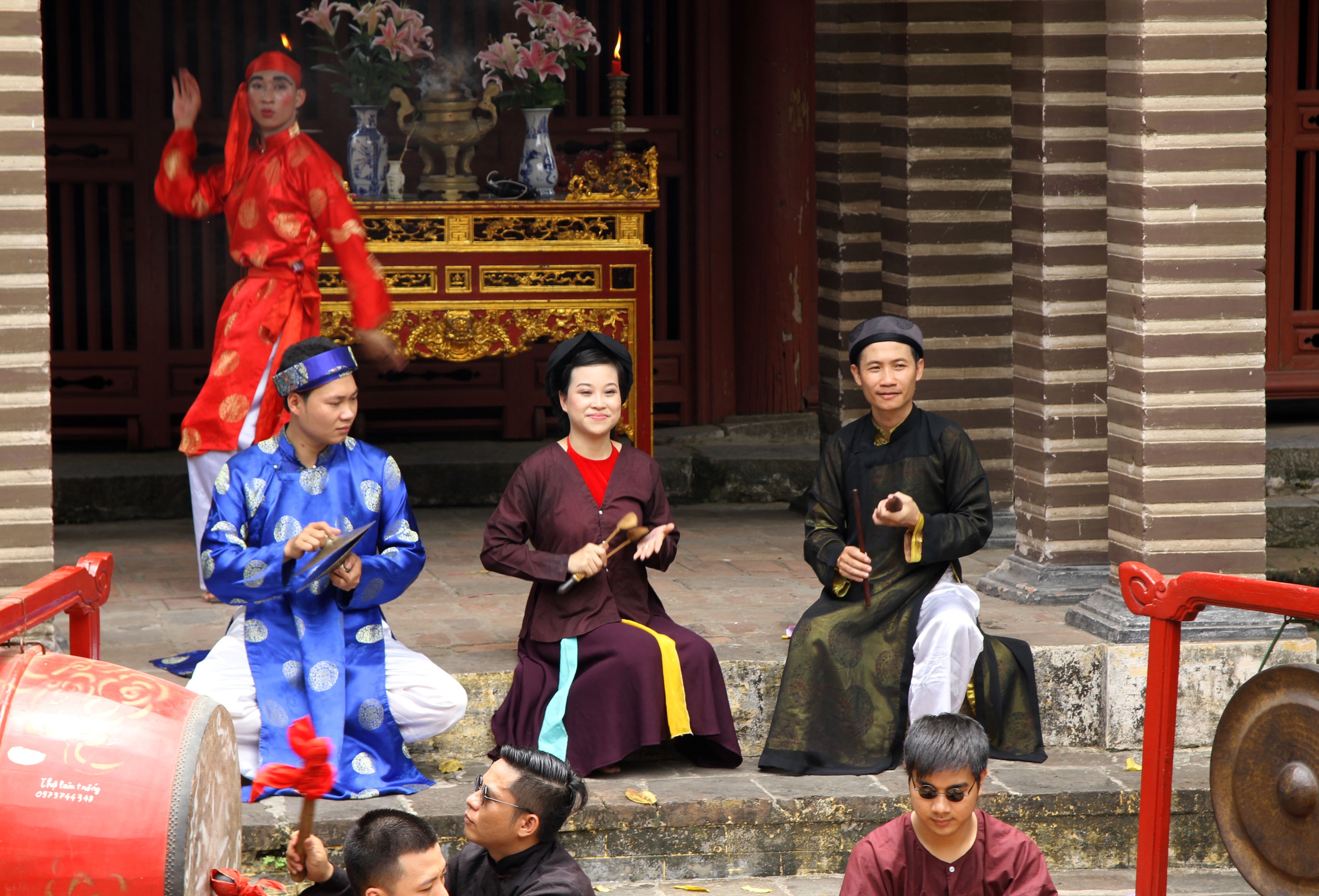 Van de Bien Dong 'nong' trong ca khuc xam hinh anh