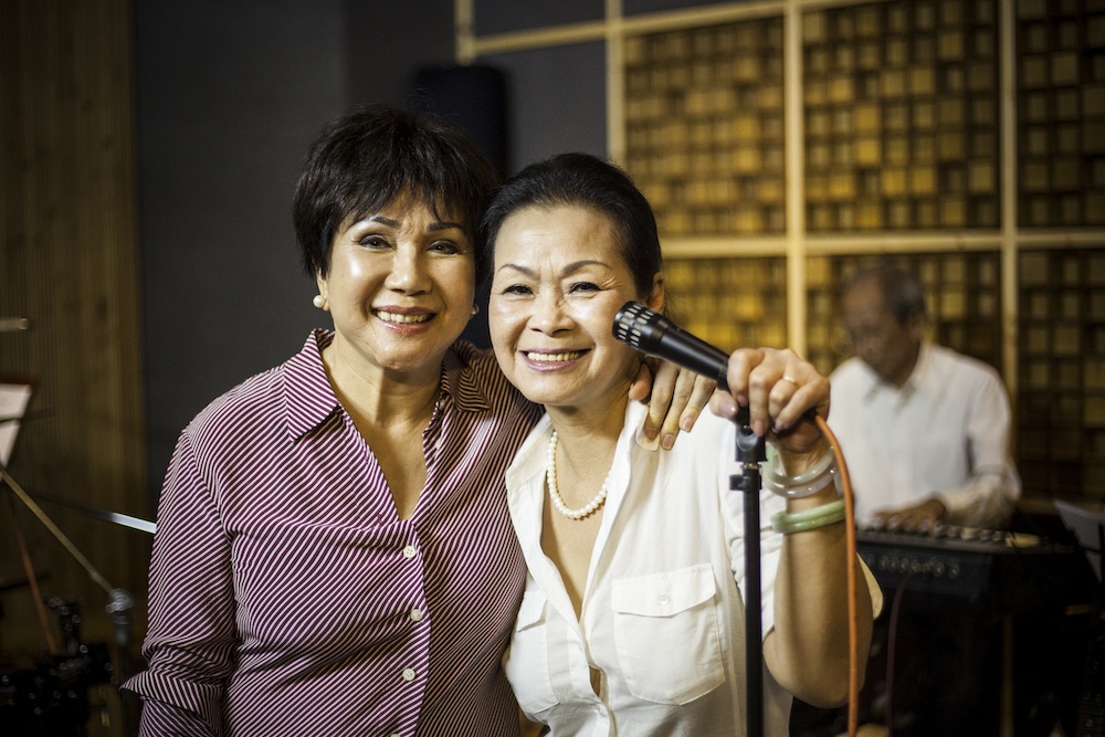 Khanh Ly, Le Thu than thiet trong phong tap hinh anh