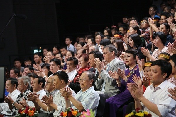 Cho tin khan gia truong quay hinh anh