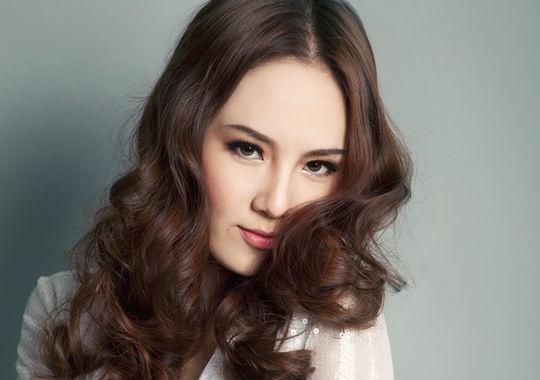 Ao trang den truong - Phuong Linh hinh anh