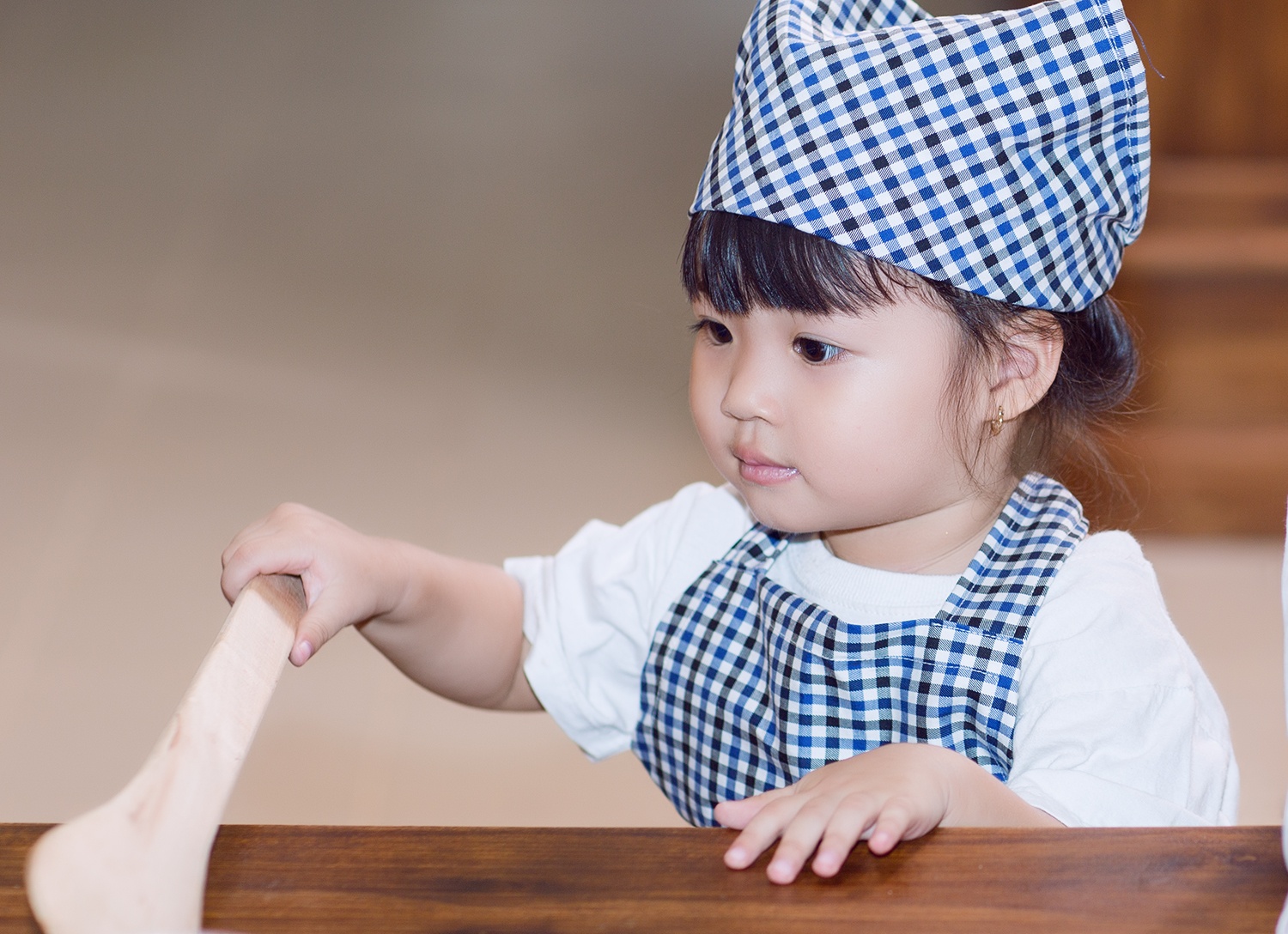 Con gai 2 tuoi cua Tran Thi Quynh hoc lam banh hinh anh