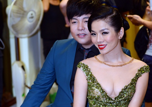 Le Quyen khoe nguc day voi vay xe sau hinh anh