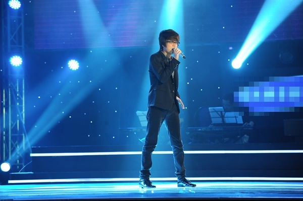 Clip Bùi Anh Tuấn biểu diễn ca khúc này trong chương trình Giọng hát Việt nhận được sự quan tâm của đông đảo cộng đồng mạng, thu hút hơn 1,5 triệu lượt xem trên Youtube. Nhờ sáng tác của nhạc sĩ Tiến Minh, chàng ca sĩ Hà thành cũng nổi lên như một hiện tượng và giành chiến thắng liên tiếp trong chương trình Bài hát yêu thích tháng 2 - 3/2013.