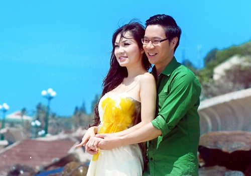 MC Anh Quan om eo ban gai tren bien hinh anh