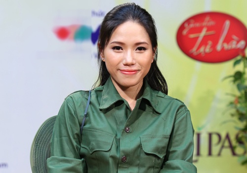 Thuy Chi xinh dep bat ngo tren san khau Giai dieu tu hao hinh anh