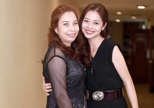 Jennifer Pham lan dau xuat hien cung me hinh anh