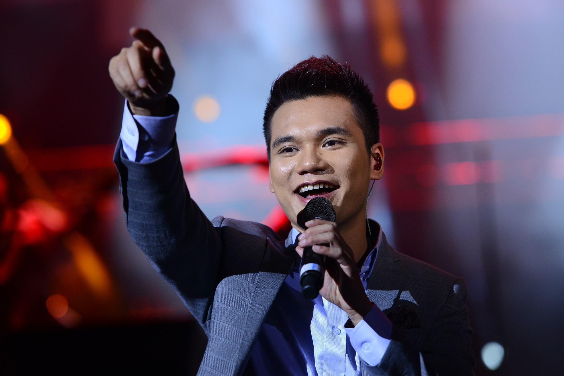 Sau nhiều tháng chuẩn bị, tối 23/8, Khắc Việt tổ chức liveshow đầu tiên trong sự nghiệp mang chủ đề Yêu tại Cung Văn hóa Hữu Nghị, Hà Nội. 