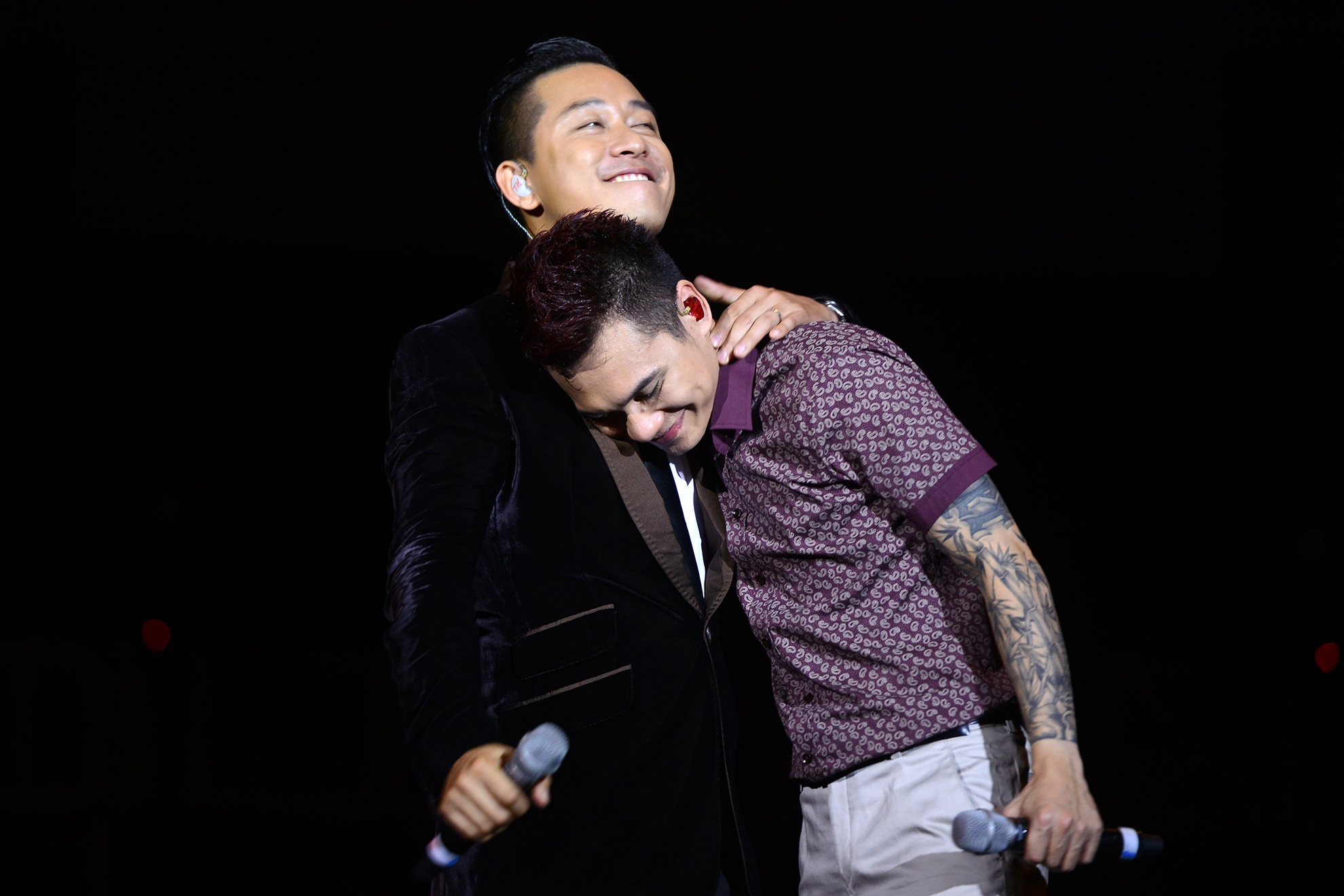 Khac Viet rom nuoc mat, om cham Tuan Hung tren san khau hinh anh