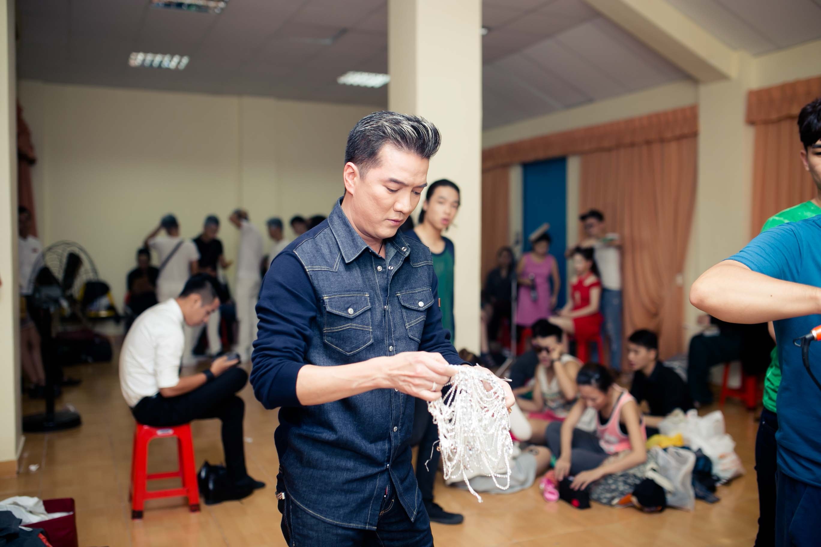 Dam Vinh Hung chinh sua trang phuc cho tro cung o X Factor hinh anh