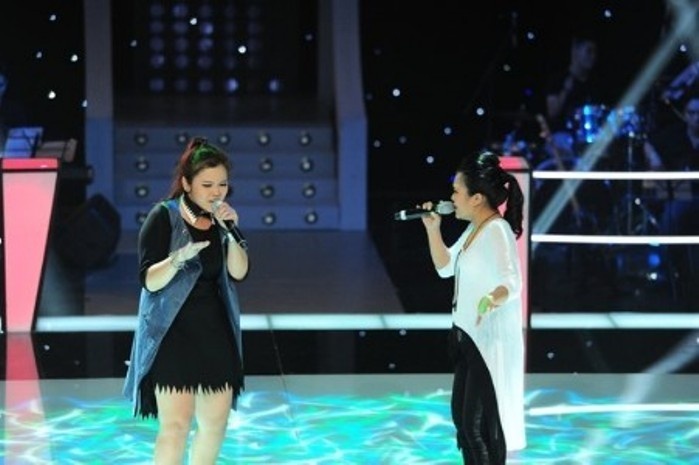 Hai thi sinh doi Hong Nhung hat 'Chay mua' trong The Voice 2013 hinh anh
