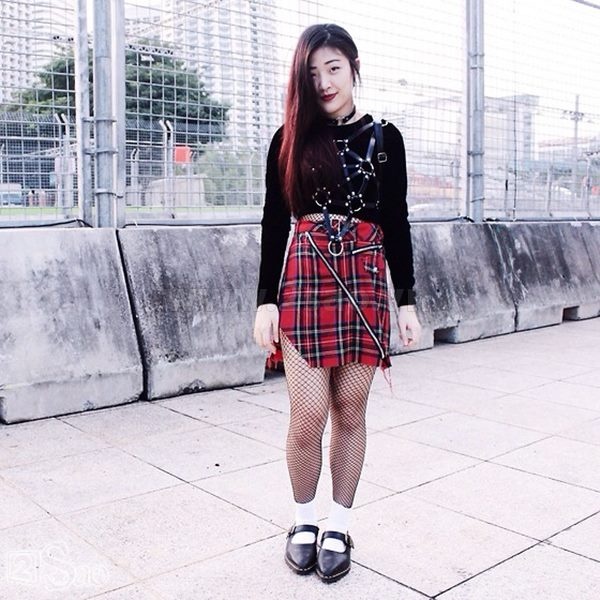 Thật là một sự trừng phạt phũ phàng với đôi chân. Chân cô gái này đã ngắn mà cô lại chọn  quá nhiều phụ kiện rườm rà để tô điểm nó. Sau sự tô điểm của các phụ kiện, đôi chân cô chỉ  còn một khúc ngắn ngủn.